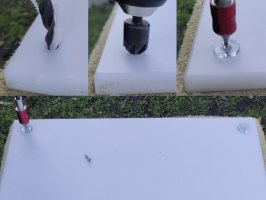 Montage von Rutschstoppern an einer Schneideplatte